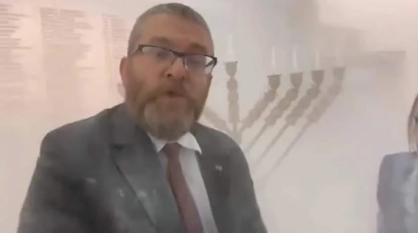 Braun gaszący świecę hanukową meme template